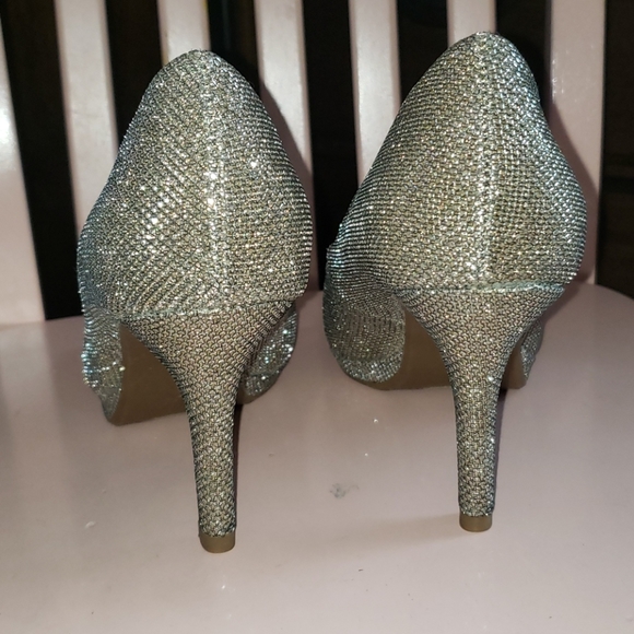 🤍 Bandolino gold heels - Picture 3 of 8